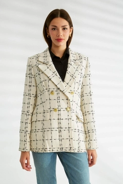 Bir model, Robin toptan giyim markasının 30128 - Jacket - Ecru toptan Ceket ürününü sergiliyor.
