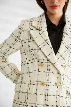 Ein Bekleidungsmodell aus dem Großhandel trägt 30128 - Jacket - Ecru, türkischer Großhandel Jacke von Robin