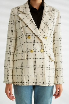 Bir model, Robin toptan giyim markasının 30128 - Jacket - Ecru toptan Ceket ürününü sergiliyor.