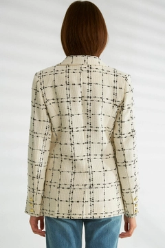 Una modella di abbigliamento all'ingrosso indossa 30128 - Jacket - Ecru, vendita all'ingrosso turca di Giacca di Robin
