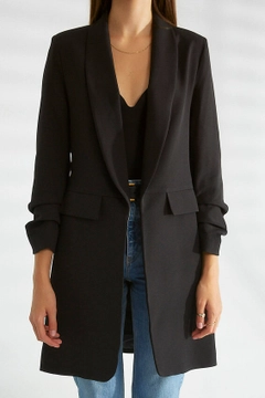 Bir model, Robin toptan giyim markasının 30129 - Jacket - Black toptan Ceket ürününü sergiliyor.