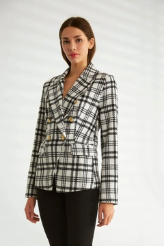 Una modella di abbigliamento all'ingrosso indossa 30120 - Jacket - Ecru, vendita all'ingrosso turca di Giacca di Robin