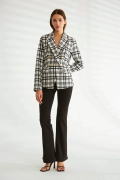 Bir model, Robin toptan giyim markasının 30120 - Jacket - Ecru toptan Ceket ürününü sergiliyor.