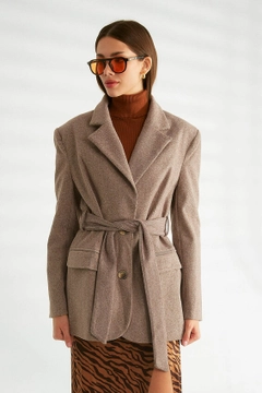 Bir model, Robin toptan giyim markasının 30136 - Jacket - Brown toptan Ceket ürününü sergiliyor.