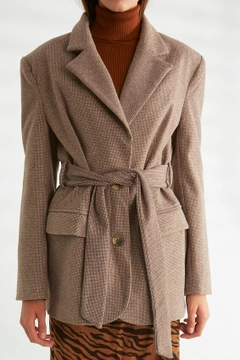 Ein Bekleidungsmodell aus dem Großhandel trägt 30136 - Jacket - Brown, türkischer Großhandel Jacke von Robin