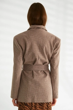 Ένα μοντέλο χονδρικής πώλησης ρούχων φοράει 30136 - Jacket - Brown, τούρκικο Μπουφάν χονδρικής πώλησης από Robin