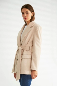 Una modella di abbigliamento all'ingrosso indossa 30139 - Jacket - Stone, vendita all'ingrosso turca di Giacca di Robin