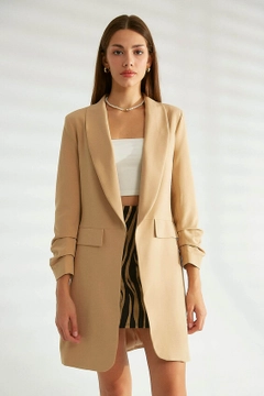 Bir model, Robin toptan giyim markasının 30133 - Jacket - Light Camel toptan Ceket ürününü sergiliyor.