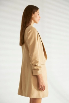Bir model, Robin toptan giyim markasının 30133 - Jacket - Light Camel toptan Ceket ürününü sergiliyor.