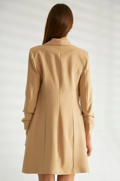 Una modella di abbigliamento all'ingrosso indossa 30133 - Jacket - Light Camel, vendita all'ingrosso turca di Giacca di Robin