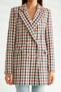 Bir model, Robin toptan giyim markasının 30154 - Jacket - Fuchsia toptan Ceket ürününü sergiliyor.