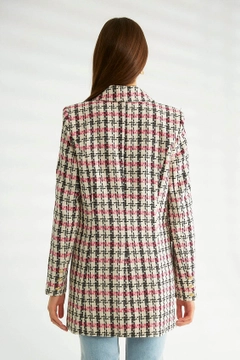 Bir model, Robin toptan giyim markasının 30154 - Jacket - Fuchsia toptan Ceket ürününü sergiliyor.