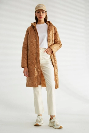 A model wears 30164 - Coat - Camel, wholesale undefined of Robin to display at Lonca