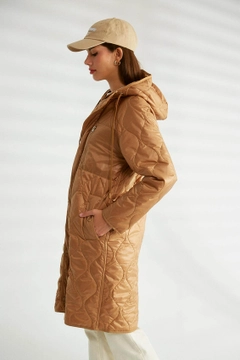 Una modella di abbigliamento all'ingrosso indossa 30164 - Coat - Camel, vendita all'ingrosso turca di Cappotto di Robin