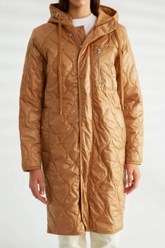 Bir model, Robin toptan giyim markasının 30164 - Coat - Camel toptan Kaban ürününü sergiliyor.