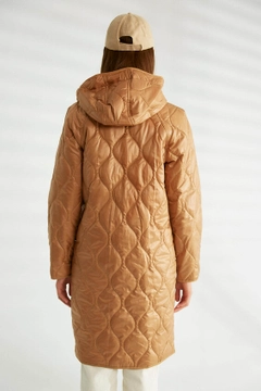 Ein Bekleidungsmodell aus dem Großhandel trägt 30164 - Coat - Camel, türkischer Großhandel Mantel von Robin