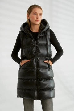Bir model, Robin toptan giyim markasının 30166 - Vest - Black toptan Yelek ürününü sergiliyor.