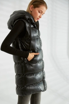 Ein Bekleidungsmodell aus dem Großhandel trägt 30166 - Vest - Black, türkischer Großhandel Weste von Robin