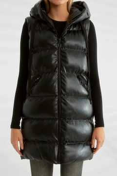 Una modella di abbigliamento all'ingrosso indossa 30166 - Vest - Black, vendita all'ingrosso turca di Veste di Robin