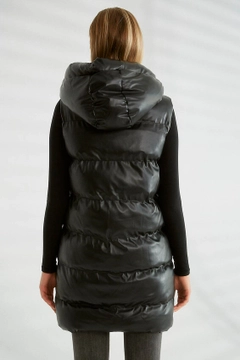 Ένα μοντέλο χονδρικής πώλησης ρούχων φοράει 30166 - Vest - Black, τούρκικο Αμάνικο μπλουζάκι χονδρικής πώλησης από Robin