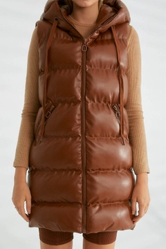 Een kledingmodel uit de groothandel draagt 30167 - Vest - Tan, Turkse groothandel Vest van Robin