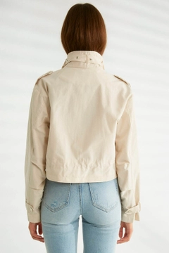Bir model, Robin toptan giyim markasının 30169 - Coat - Stone toptan Kaban ürününü sergiliyor.
