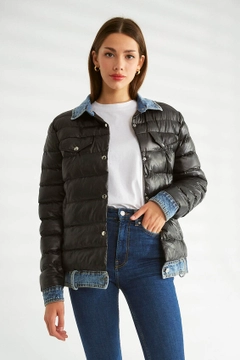 Bir model, Robin toptan giyim markasının 30175 - Coat - Black toptan Kaban ürününü sergiliyor.