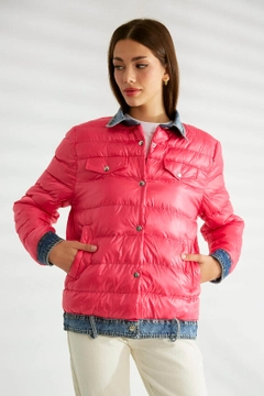 Ein Bekleidungsmodell aus dem Großhandel trägt 30177 - Coat - Fuchsia, türkischer Großhandel Mantel von Robin