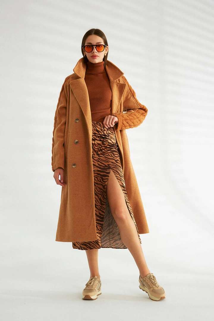 Bir model, Robin toptan giyim markasının 30172 - Coat - Camel toptan Kaban ürününü sergiliyor.
