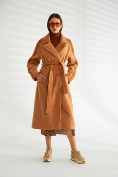 Een kledingmodel uit de groothandel draagt 30172 - Coat - Camel, Turkse groothandel Jas van Robin