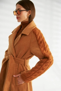 Una modella di abbigliamento all'ingrosso indossa 30172 - Coat - Camel, vendita all'ingrosso turca di Cappotto di Robin