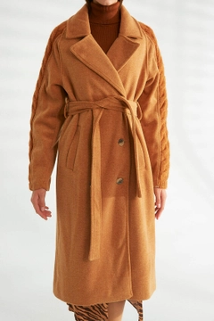 Una modelo de ropa al por mayor lleva 30172 - Coat - Camel, Abrigo turco al por mayor de Robin