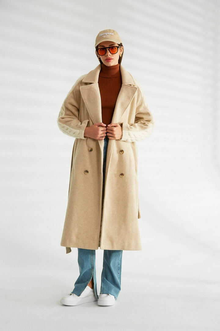 Bir model, Robin toptan giyim markasının 30173 - Coat - Dark Beige toptan Kaban ürününü sergiliyor.