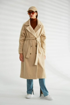 Una modella di abbigliamento all'ingrosso indossa 30173 - Coat - Dark Beige, vendita all'ingrosso turca di Cappotto di Robin