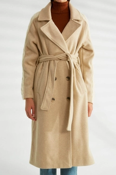 Una modella di abbigliamento all'ingrosso indossa 30173 - Coat - Dark Beige, vendita all'ingrosso turca di Cappotto di Robin