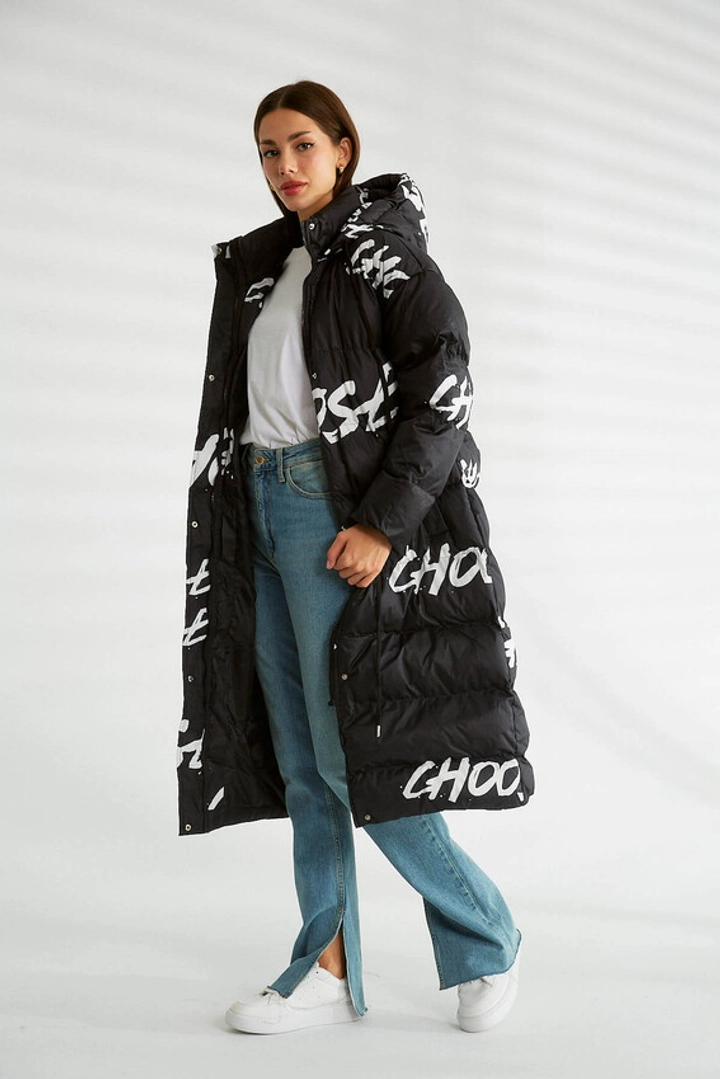 Ein Bekleidungsmodell aus dem Großhandel trägt 30198 - Coat - Black, türkischer Großhandel Mantel von Robin