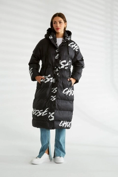 Una modelo de ropa al por mayor lleva 30198 - Coat - Black, Abrigo turco al por mayor de Robin