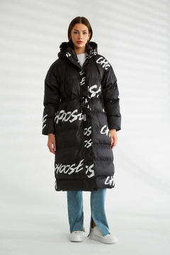 Bir model, Robin toptan giyim markasının 30198 - Coat - Black toptan Kaban ürününü sergiliyor.