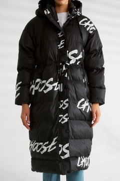 Ένα μοντέλο χονδρικής πώλησης ρούχων φοράει 30198 - Coat - Black, τούρκικο Σακάκι χονδρικής πώλησης από Robin