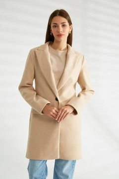 Bir model, Robin toptan giyim markasının 30204 - Coat - Stone toptan Kaban ürününü sergiliyor.