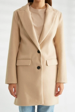 Ein Bekleidungsmodell aus dem Großhandel trägt 30204 - Coat - Stone, türkischer Großhandel Mantel von Robin