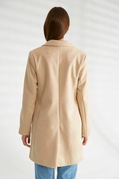 Bir model, Robin toptan giyim markasının 30204 - Coat - Stone toptan Kaban ürününü sergiliyor.