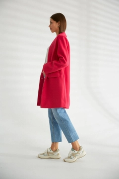 Ένα μοντέλο χονδρικής πώλησης ρούχων φοράει 30206 - Coat - Fuchsia, τούρκικο Σακάκι χονδρικής πώλησης από Robin
