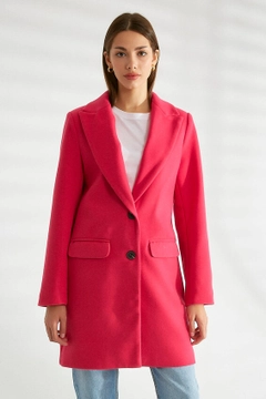 Ένα μοντέλο χονδρικής πώλησης ρούχων φοράει 30206 - Coat - Fuchsia, τούρκικο Σακάκι χονδρικής πώλησης από Robin