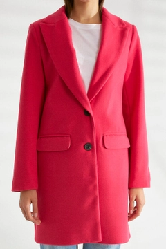 Una modella di abbigliamento all'ingrosso indossa 30206 - Coat - Fuchsia, vendita all'ingrosso turca di Cappotto di Robin
