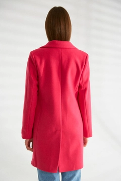 Bir model, Robin toptan giyim markasının 30206 - Coat - Fuchsia toptan Kaban ürününü sergiliyor.