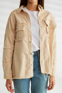 Ένα μοντέλο χονδρικής πώλησης ρούχων φοράει 30200 - Coat - Stone, τούρκικο Σακάκι χονδρικής πώλησης από Robin