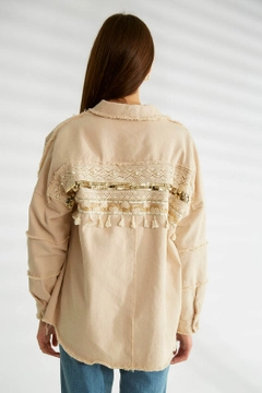 Una modella di abbigliamento all'ingrosso indossa 30200 - Coat - Stone, vendita all'ingrosso turca di Cappotto di Robin