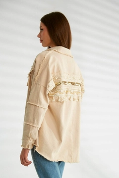 Bir model, Robin toptan giyim markasının 30200 - Coat - Stone toptan Kaban ürününü sergiliyor.