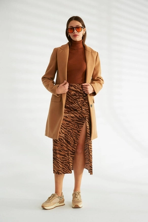 A model wears 30203 - Coat - Mink, wholesale undefined of Robin to display at Lonca